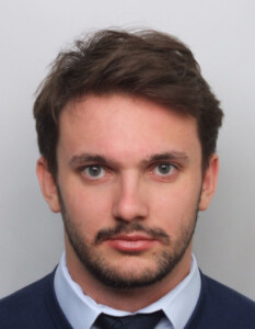 Léonard Lerocher est juriste de formation, diplômé d’une licence de droit à l’université Paris II Panthéon-Assas. Il réalise des entretiens depuis plusieurs années sur la chaîne de l’Institut des Libertés, notamment les Dailys d’Opinion avec Charles Gave.